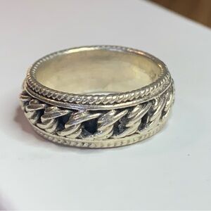 925 Silver Chain Design Ring. Matked and tested for silver.